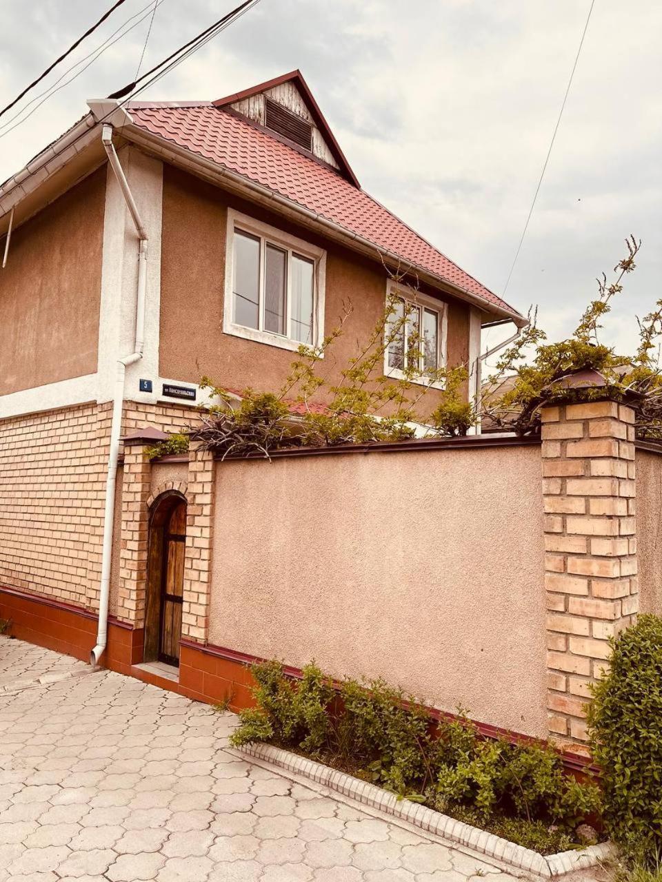 Guest House Crocus Bișkek Exterior foto